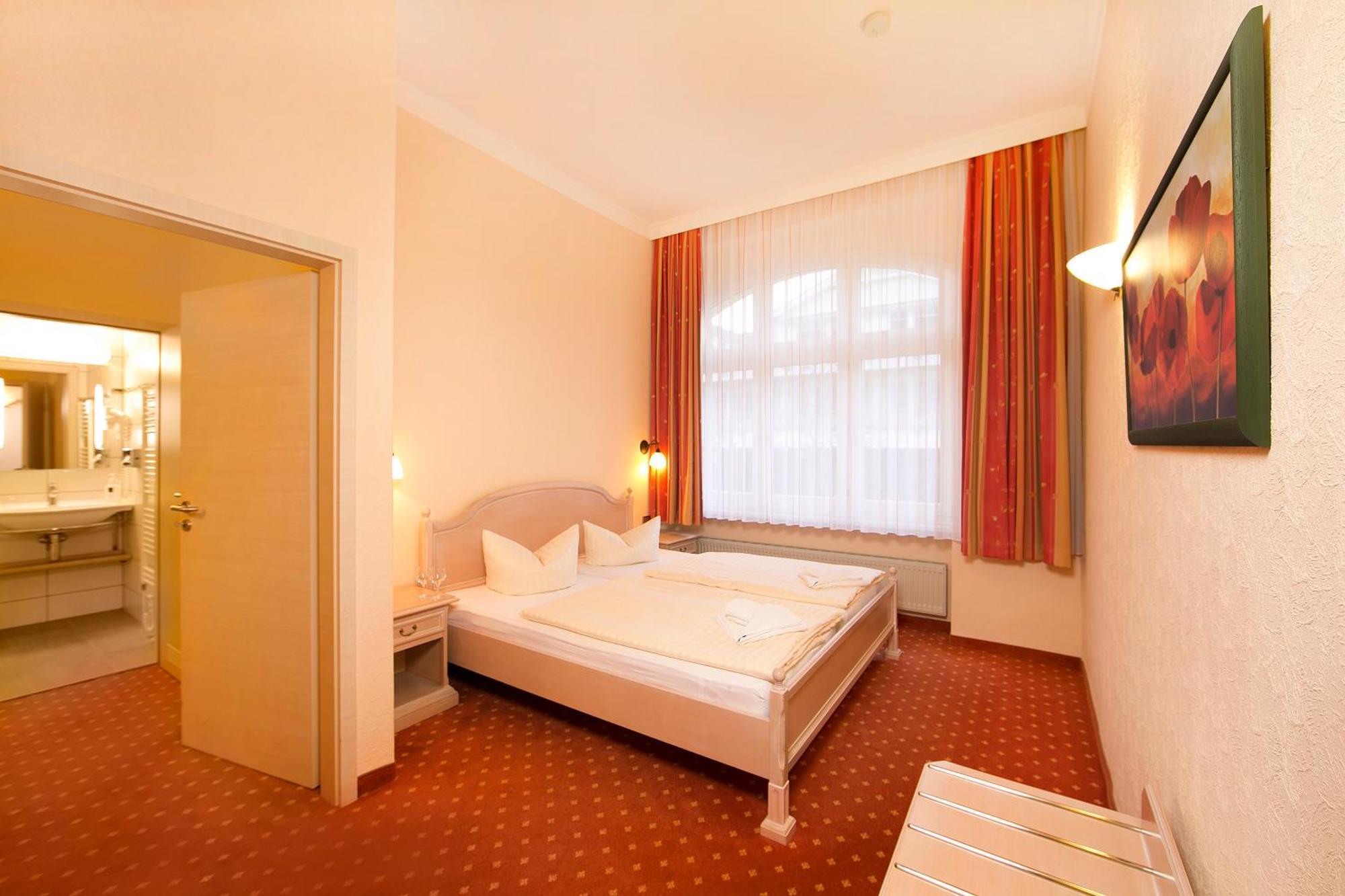 Hotel Duenenschloss Mit Private Spa Zinnowitz Exterior photo