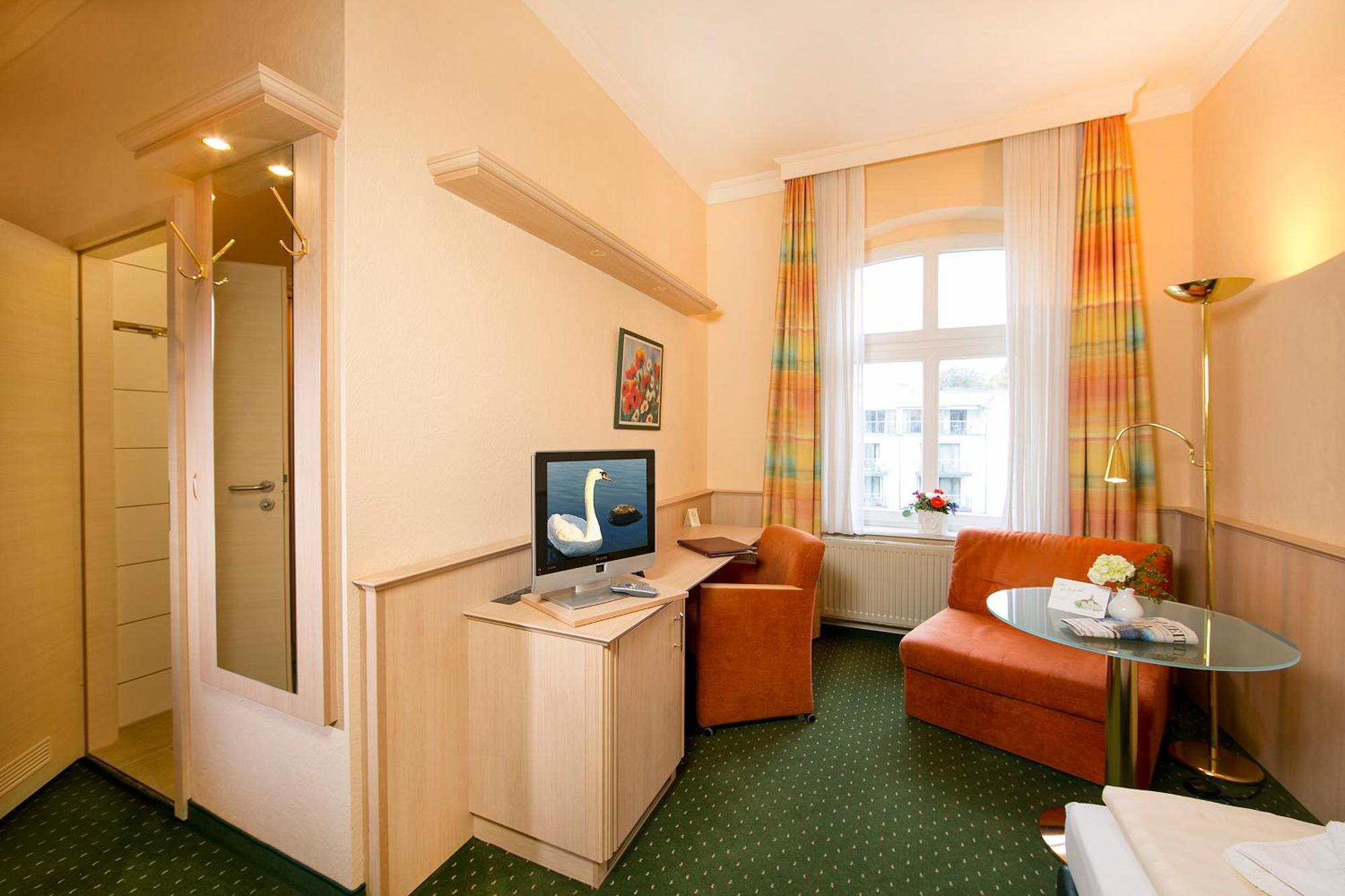 Hotel Duenenschloss Mit Private Spa Zinnowitz Exterior photo